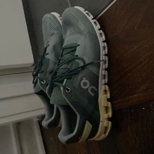 On Running Cloudflow Women’s Size 9